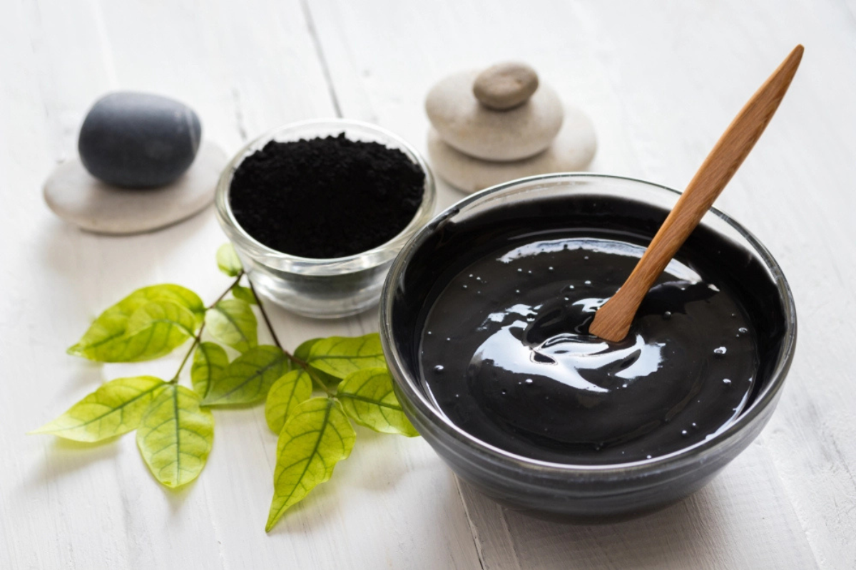 Trẻ h&oacute;a da bằng than hoạt t&iacute;nh