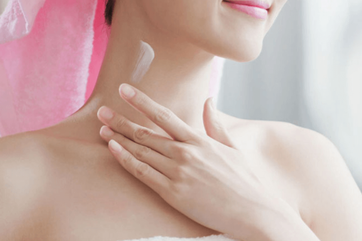 trẻ h&oacute;a da v&ugrave;ng cổ