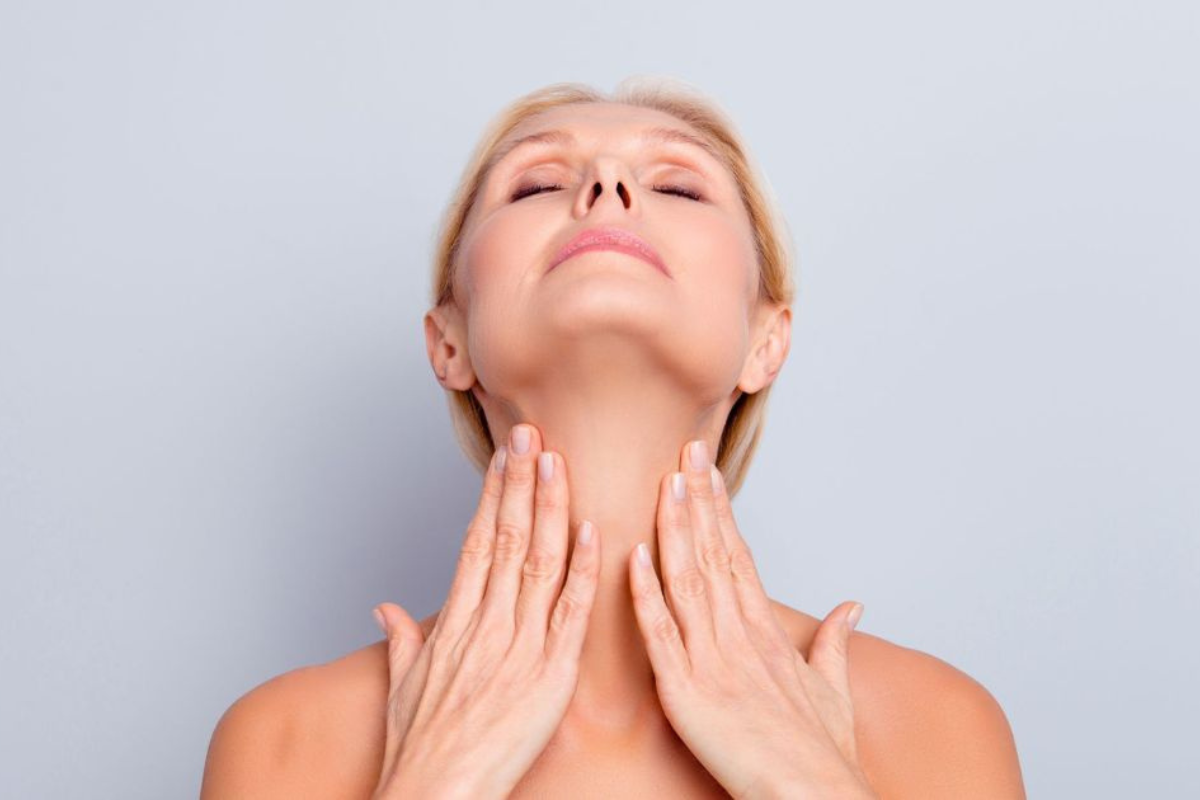 trẻ h&oacute;a da v&ugrave;ng cổ