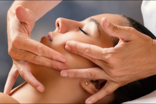 Massage trẻ hóa da mặt có thật sự hiệu quả không? Chuyên gia giải đáp